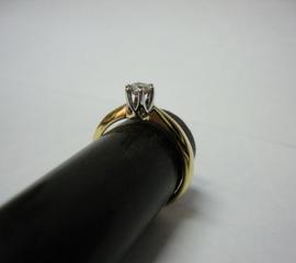 Помолвочное кольцо с бриллиантом на заказ из желтого золота на заказ