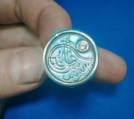 Мужское кольцо печатка с надписью и бриллиантом из серебра на заказ